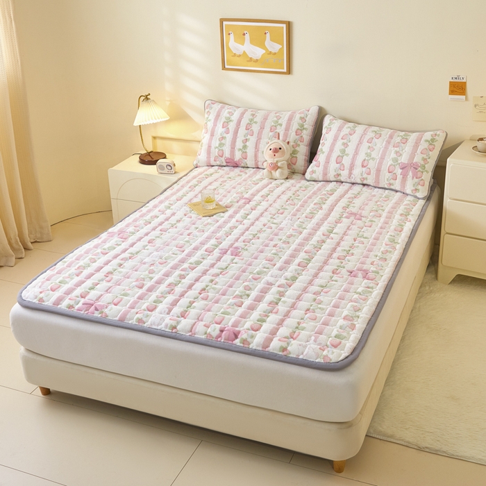 91家纺网 家纺一手货源 找家纺 卡伦家纺 2025新款A类牛奶绒夹棉加厚床垫单人双人床垫保护垫 青春曲调