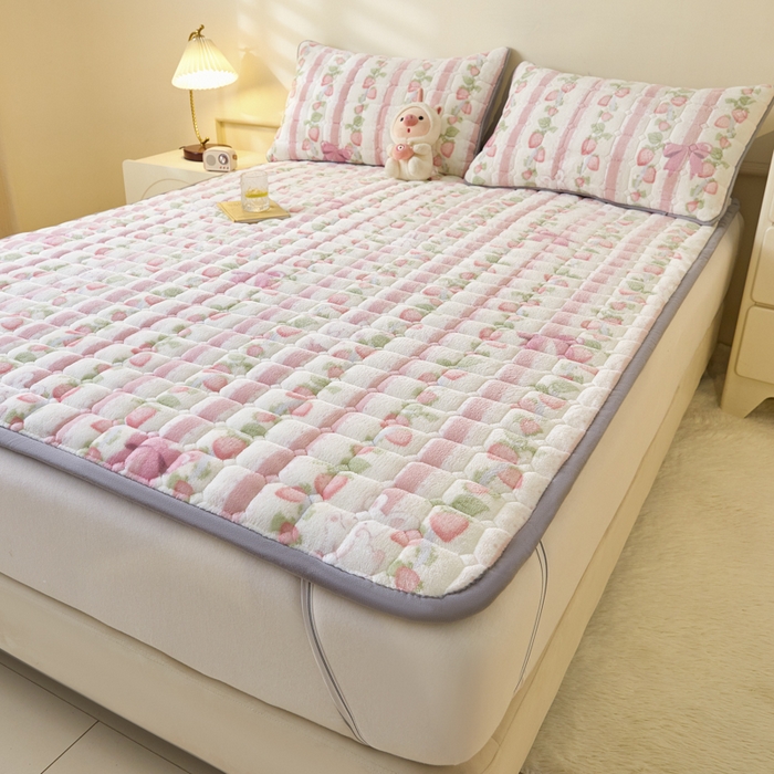 91家纺网 家纺一手货源 找家纺 卡伦家纺 2025新款A类牛奶绒夹棉加厚床垫单人双人床垫保护垫 青春曲调