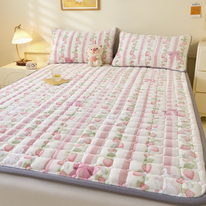 91家纺网 家纺一手货源 找家纺 卡伦家纺 2025新款A类牛奶绒夹棉加厚床垫单人双人床垫保护垫 青春曲调