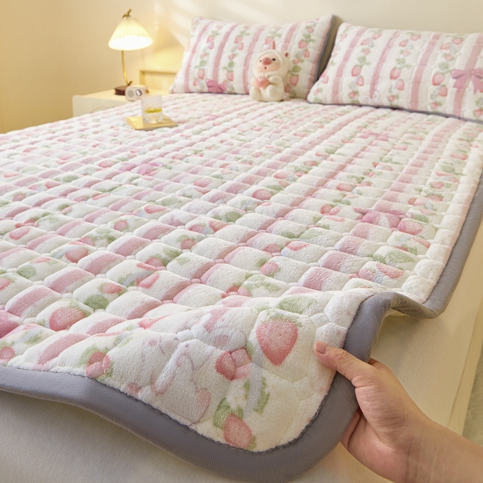 91家纺网 家纺一手货源 找家纺 卡伦家纺 2025新款A类牛奶绒夹棉加厚床垫单人双人床垫保护垫 青春曲调