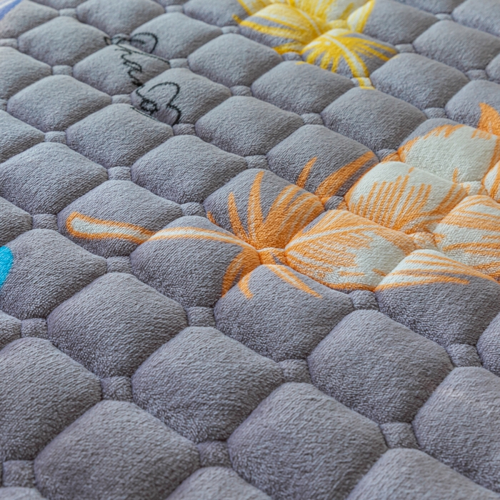 91家纺网 家纺一手货源 找家纺 卡伦家纺 2025新款A类牛奶绒夹棉加厚床垫单人双人床垫保护垫 轻羽飞扬