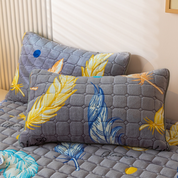 91家纺网 家纺一手货源 找家纺 卡伦家纺 2025新款A类牛奶绒夹棉加厚床垫单人双人床垫保护垫 轻羽飞扬