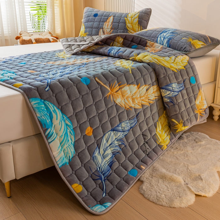 91家纺网 家纺一手货源 找家纺 卡伦家纺 2025新款A类牛奶绒夹棉加厚床垫单人双人床垫保护垫 轻羽飞扬