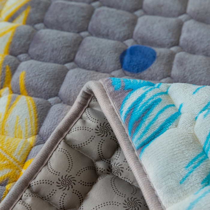 91家纺网 家纺一手货源 找家纺 卡伦家纺 2025新款A类牛奶绒夹棉加厚床垫单人双人床垫保护垫 轻羽飞扬