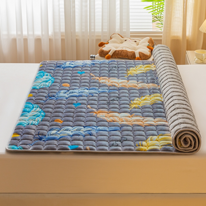 91家纺网 家纺一手货源 找家纺 卡伦家纺 2025新款A类牛奶绒夹棉加厚床垫单人双人床垫保护垫 轻羽飞扬