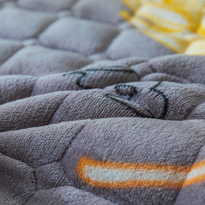 91家纺网 家纺一手货源 找家纺 卡伦家纺 2025新款A类牛奶绒夹棉加厚床垫单人双人床垫保护垫 轻羽飞扬