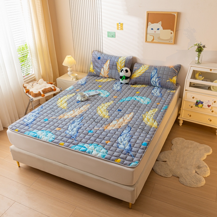 91家纺网 家纺一手货源 找家纺 卡伦家纺 2025新款A类牛奶绒夹棉加厚床垫单人双人床垫保护垫 轻羽飞扬