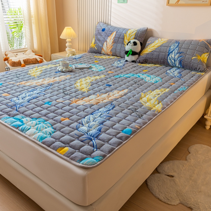 91家纺网 家纺一手货源 找家纺 卡伦家纺 2025新款A类牛奶绒夹棉加厚床垫单人双人床垫保护垫 轻羽飞扬