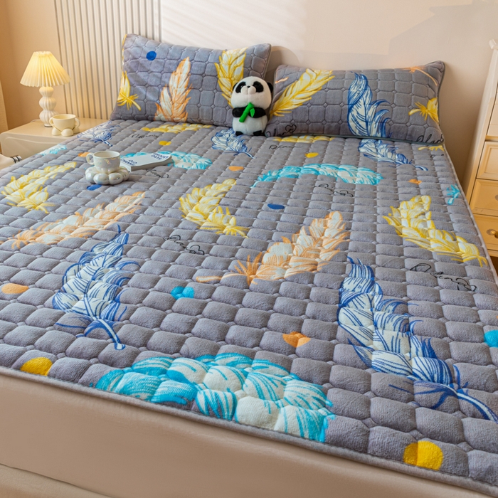 91家纺网 家纺一手货源 找家纺 卡伦家纺 2025新款A类牛奶绒夹棉加厚床垫单人双人床垫保护垫 轻羽飞扬