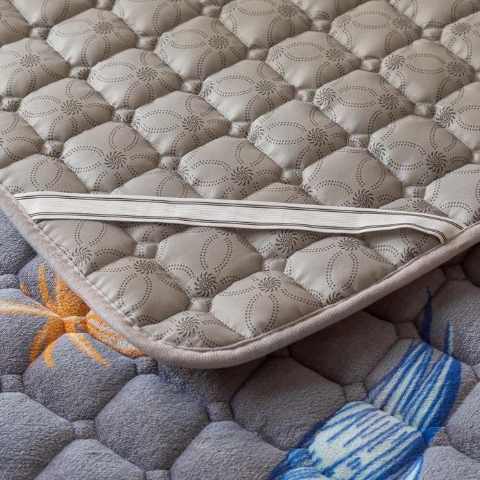 91家纺网 家纺一手货源 找家纺 卡伦家纺 2025新款A类牛奶绒夹棉加厚床垫单人双人床垫保护垫 轻羽飞扬