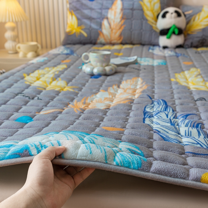 91家纺网 家纺一手货源 找家纺 卡伦家纺 2025新款A类牛奶绒夹棉加厚床垫单人双人床垫保护垫 轻羽飞扬