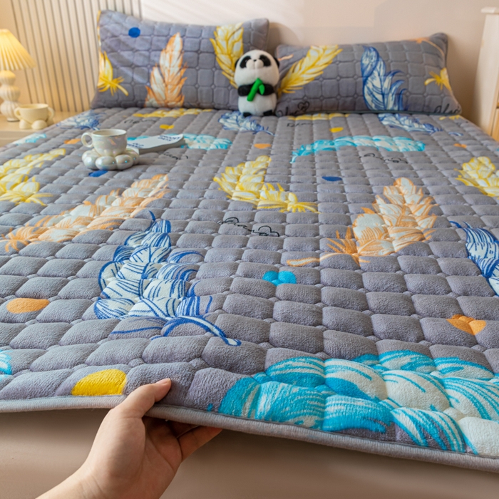 91家纺网 家纺一手货源 找家纺 卡伦家纺 2025新款A类牛奶绒夹棉加厚床垫单人双人床垫保护垫 轻羽飞扬