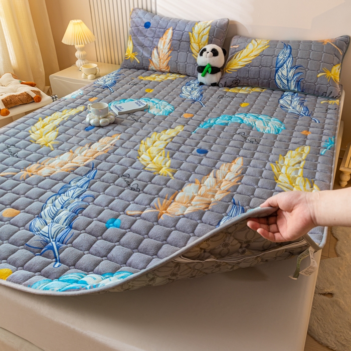 91家纺网 家纺一手货源 找家纺 卡伦家纺 2025新款A类牛奶绒夹棉加厚床垫单人双人床垫保护垫 轻羽飞扬