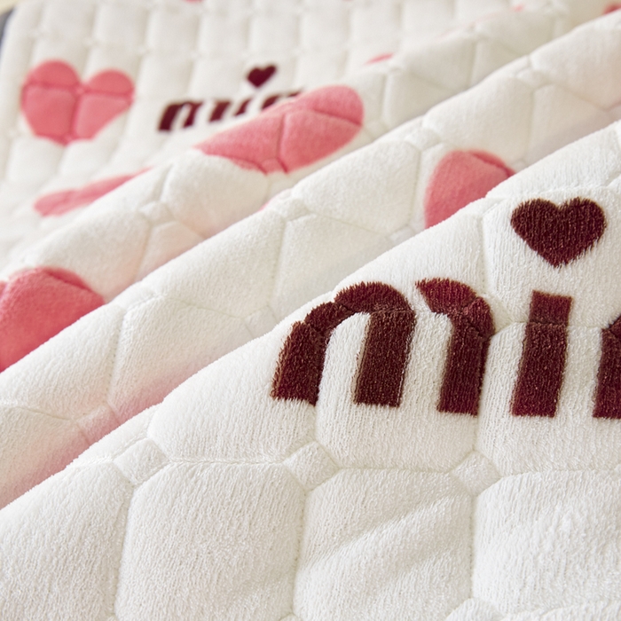 91家纺网 家纺一手货源 找家纺 卡伦家纺 2025新款A类牛奶绒夹棉加厚床垫单人双人床垫保护垫 甜蜜爱心