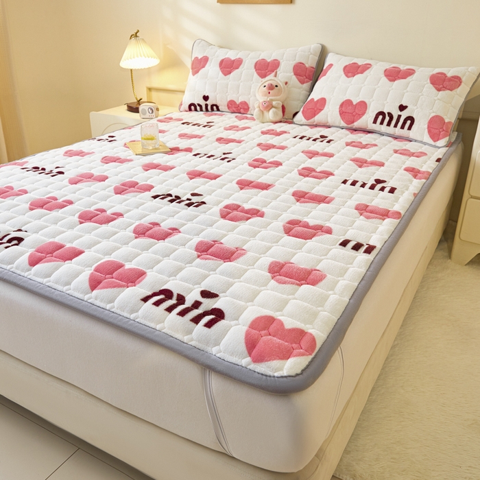 91家纺网 家纺一手货源 找家纺 卡伦家纺 2025新款A类牛奶绒夹棉加厚床垫单人双人床垫保护垫 甜蜜爱心