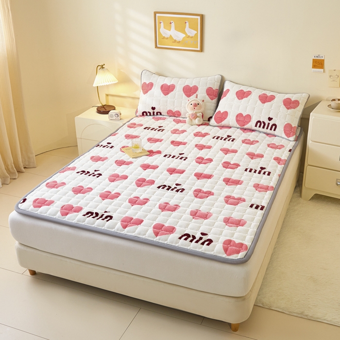 91家纺网 家纺一手货源 找家纺 卡伦家纺 2025新款A类牛奶绒夹棉加厚床垫单人双人床垫保护垫 甜蜜爱心