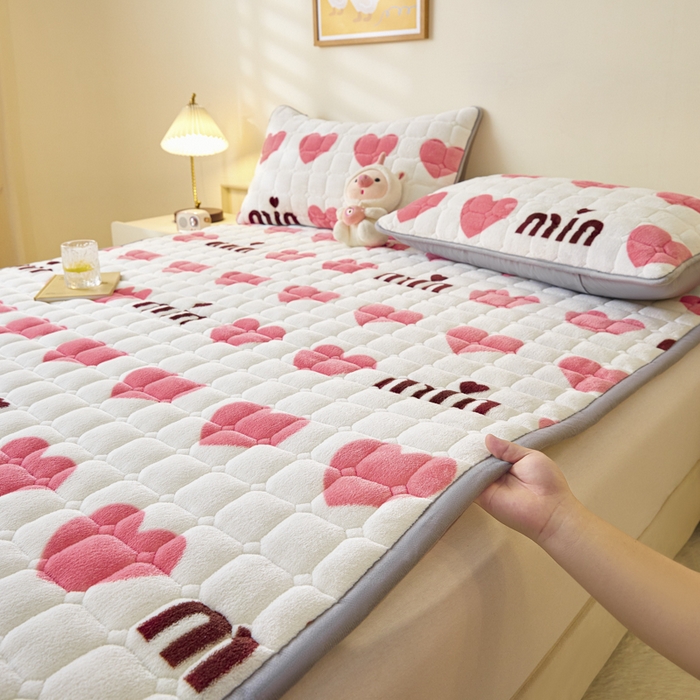91家纺网 家纺一手货源 找家纺 卡伦家纺 2025新款A类牛奶绒夹棉加厚床垫单人双人床垫保护垫 甜蜜爱心