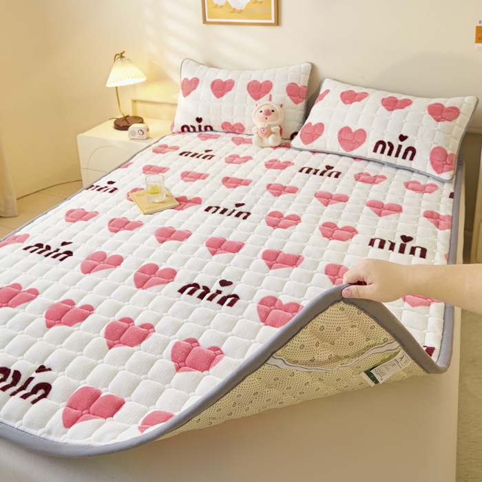 91家纺网 家纺一手货源 找家纺 卡伦家纺 2025新款A类牛奶绒夹棉加厚床垫单人双人床垫保护垫 甜蜜爱心