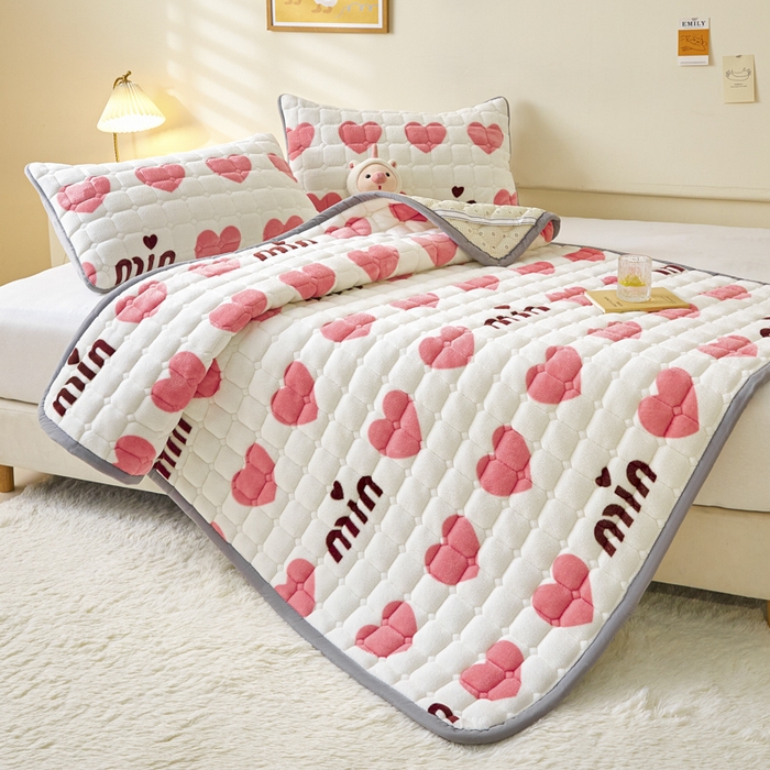 91家纺网 家纺一手货源 找家纺 卡伦家纺 2025新款A类牛奶绒夹棉加厚床垫单人双人床垫保护垫 甜蜜爱心