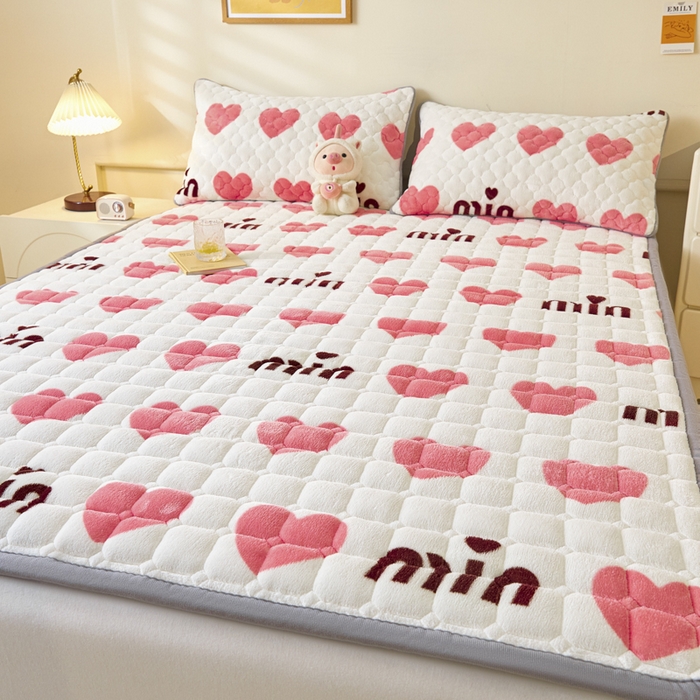 91家纺网 家纺一手货源 找家纺 卡伦家纺 2025新款A类牛奶绒夹棉加厚床垫单人双人床垫保护垫 甜蜜爱心