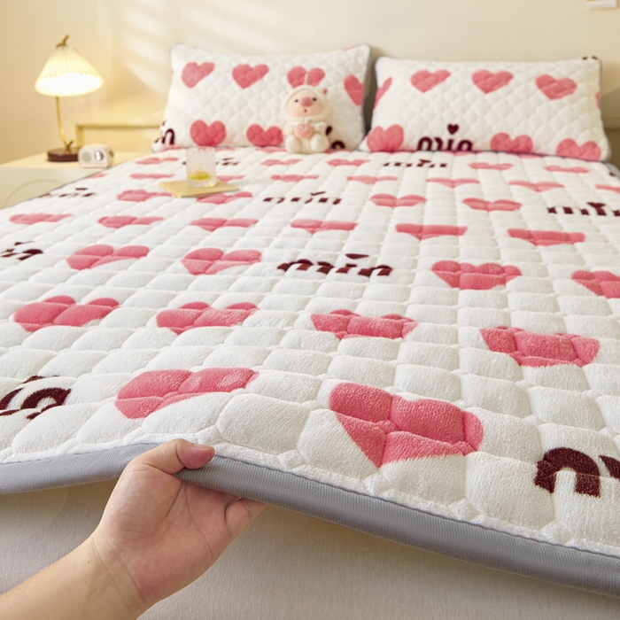 91家纺网 家纺一手货源 找家纺 卡伦家纺 2025新款A类牛奶绒夹棉加厚床垫单人双人床垫保护垫 甜蜜爱心