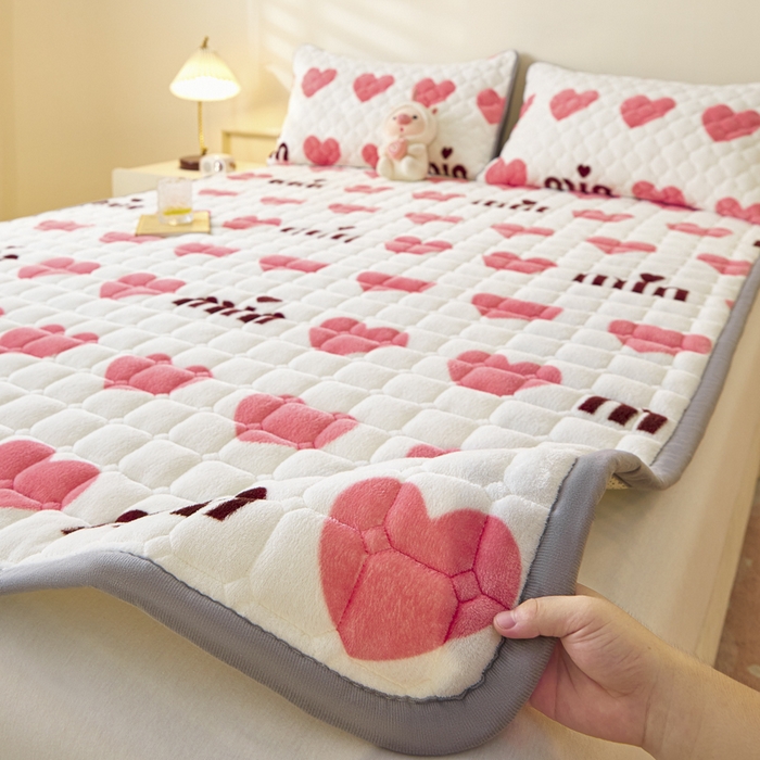 91家纺网 家纺一手货源 找家纺 卡伦家纺 2025新款A类牛奶绒夹棉加厚床垫单人双人床垫保护垫 甜蜜爱心