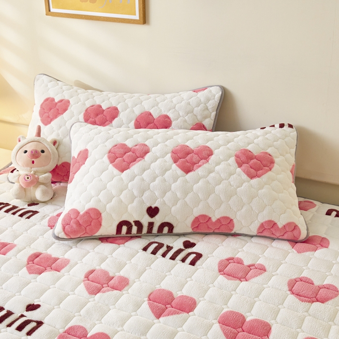 91家纺网 家纺一手货源 找家纺 卡伦家纺 2025新款A类牛奶绒夹棉加厚床垫单人双人床垫保护垫 甜蜜爱心