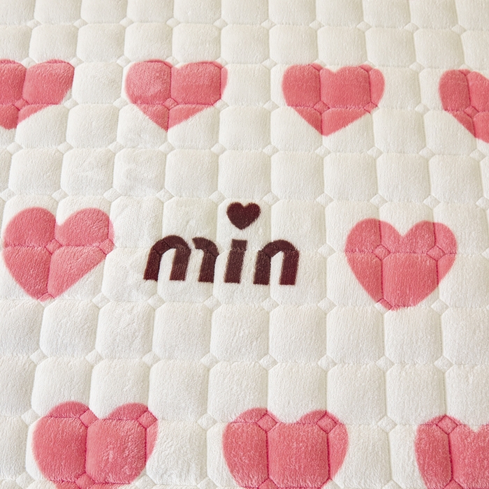 91家纺网 家纺一手货源 找家纺 卡伦家纺 2025新款A类牛奶绒夹棉加厚床垫单人双人床垫保护垫 甜蜜爱心