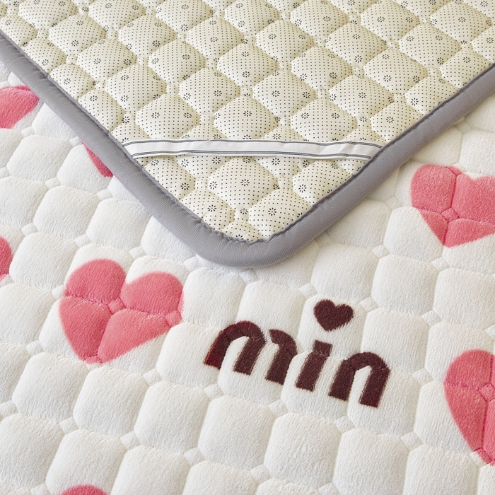 91家纺网 家纺一手货源 找家纺 卡伦家纺 2025新款A类牛奶绒夹棉加厚床垫单人双人床垫保护垫 甜蜜爱心