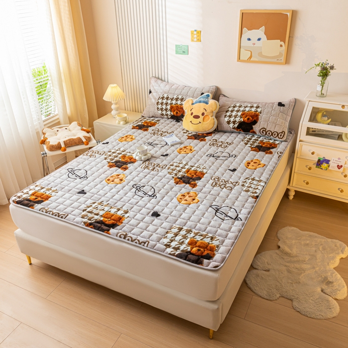 91家纺网 家纺一手货源 找家纺 卡伦家纺 2025新款A类牛奶绒夹棉加厚床垫单人双人床垫保护垫 甜心小熊
