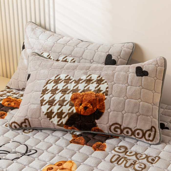 91家纺网 家纺一手货源 找家纺 卡伦家纺 2025新款A类牛奶绒夹棉加厚床垫单人双人床垫保护垫 甜心小熊