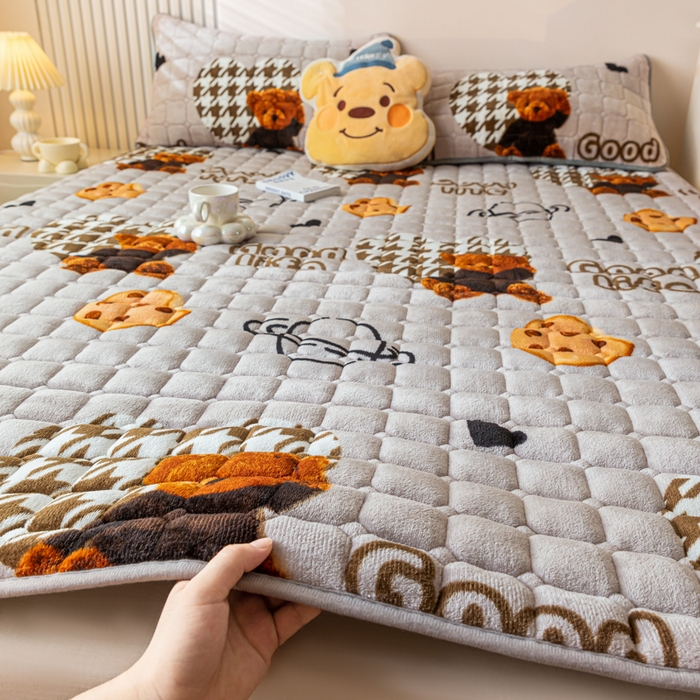 91家纺网 家纺一手货源 找家纺 卡伦家纺 2025新款A类牛奶绒夹棉加厚床垫单人双人床垫保护垫 甜心小熊