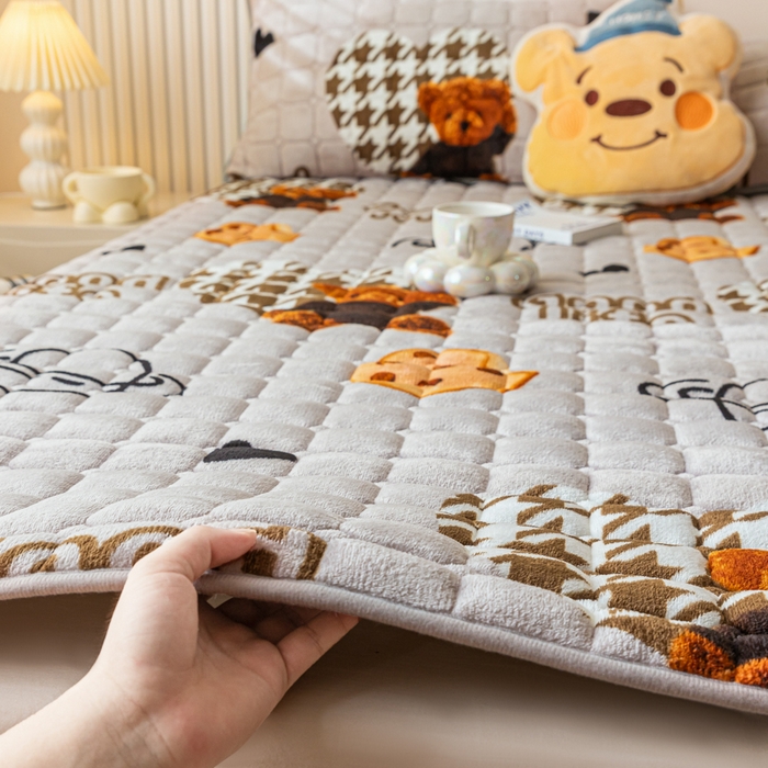 91家纺网 家纺一手货源 找家纺 卡伦家纺 2025新款A类牛奶绒夹棉加厚床垫单人双人床垫保护垫 甜心小熊