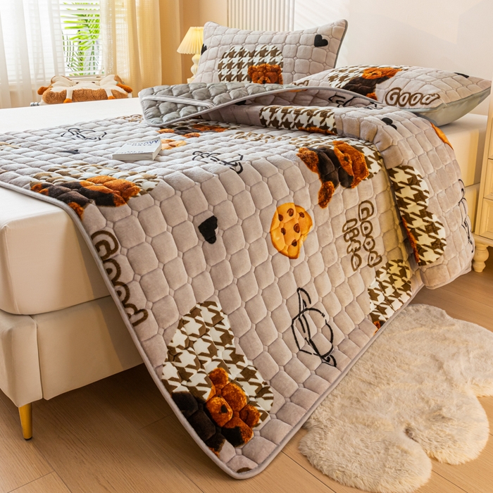 91家纺网 家纺一手货源 找家纺 卡伦家纺 2025新款A类牛奶绒夹棉加厚床垫单人双人床垫保护垫 甜心小熊