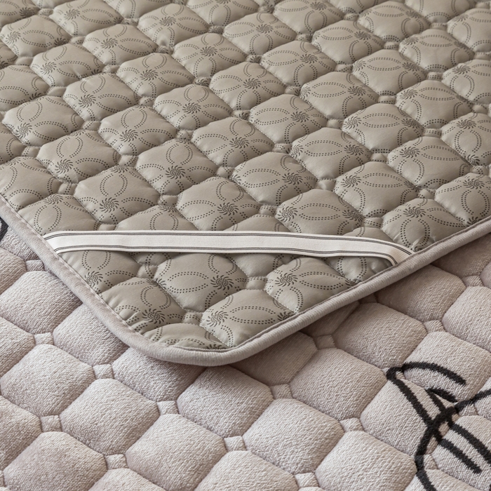 91家纺网 家纺一手货源 找家纺 卡伦家纺 2025新款A类牛奶绒夹棉加厚床垫单人双人床垫保护垫 甜心小熊