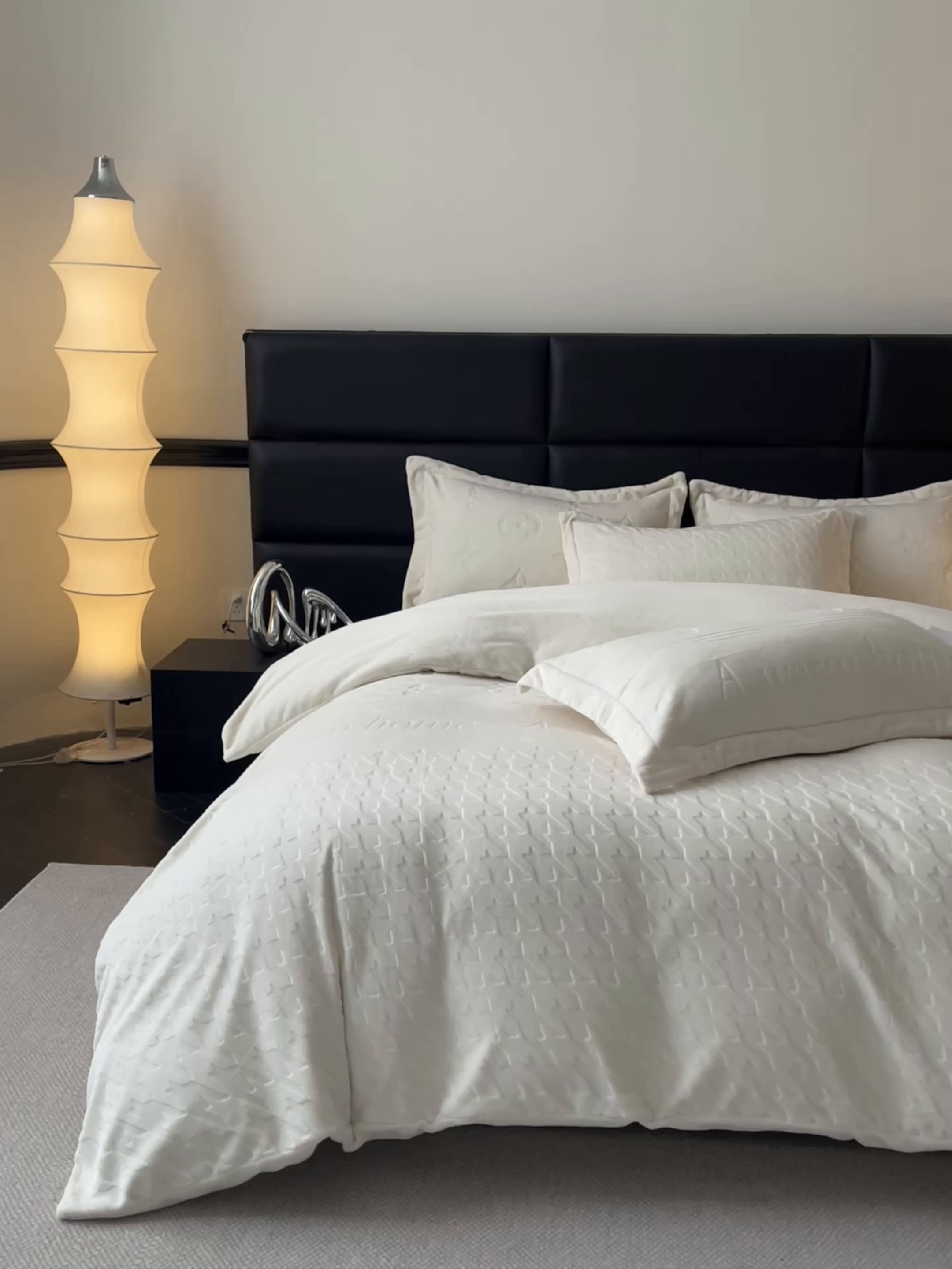 91家纺网 家纺一手货源 找家纺 （总）爱家（原缔乐家纺） 2025新款A类牛奶雕花绒四件套 浪漫主义系列（床盖加20）