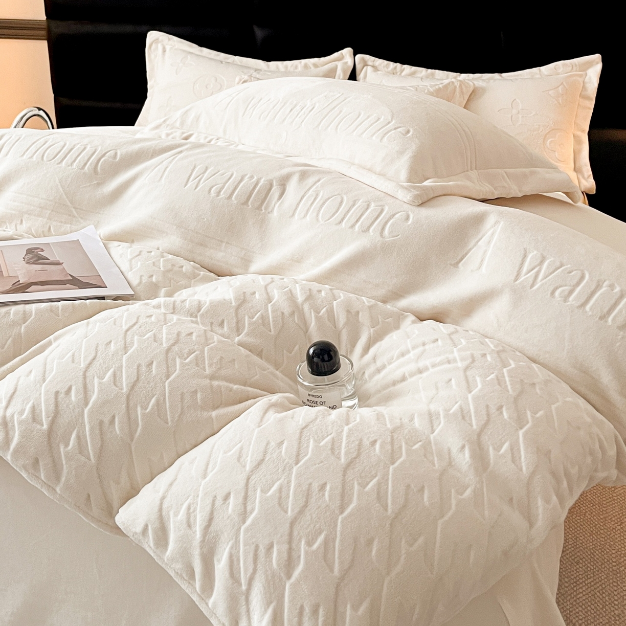 91家纺网 家纺一手货源 找家纺 （总）爱家（原缔乐家纺） 2025新款A类牛奶雕花绒四件套 浪漫主义系列（床盖加20）