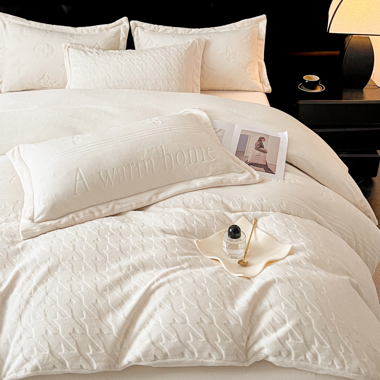 91家纺网 家纺一手货源 找家纺 （总）爱家（原缔乐家纺） 2025新款A类牛奶雕花绒四件套 浪漫主义系列（床盖加20）