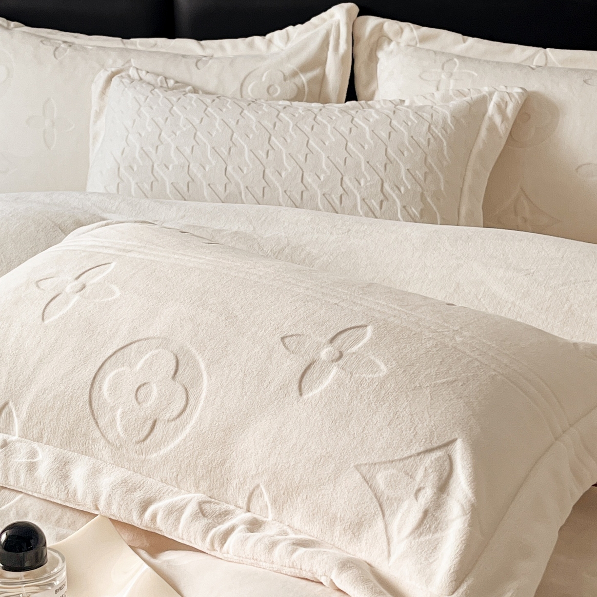 91家纺网 家纺一手货源 找家纺 （总）爱家（原缔乐家纺） 2025新款A类牛奶雕花绒四件套 浪漫主义系列（床盖加20）