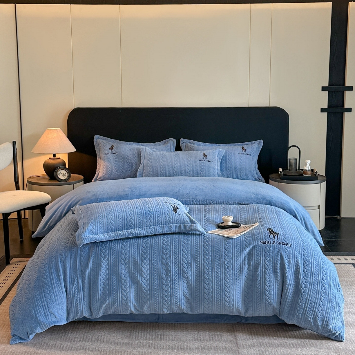 91家纺网 家纺一手货源 找家纺 （总）爱家（原缔乐家纺） 2025新款A类牛奶雕花绒四件套 保罗-黑天鹅系列（床盖加20）