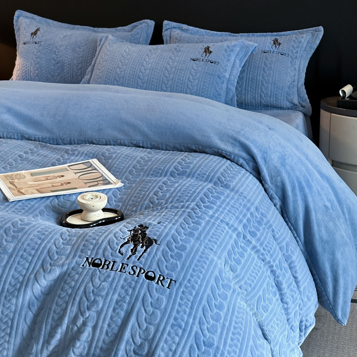 91家纺网 家纺一手货源 找家纺 （总）爱家（原缔乐家纺） 2025新款A类牛奶雕花绒四件套 保罗-黑天鹅系列（床盖加20）