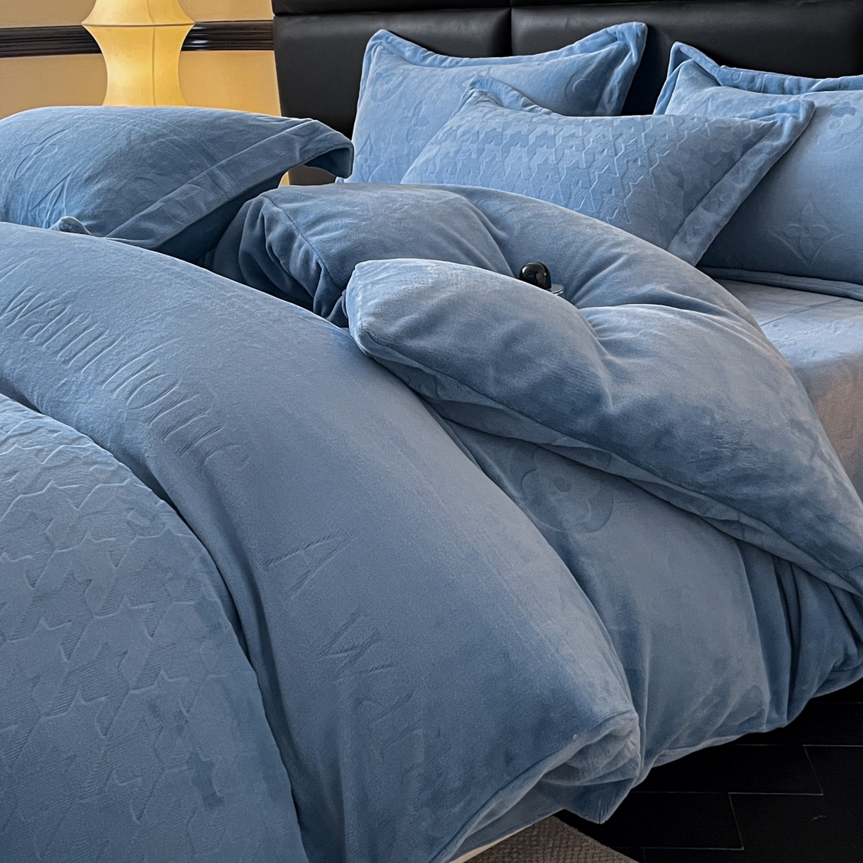 91家纺网 家纺一手货源 找家纺 （总）爱家（原缔乐家纺） 2025新款A类牛奶雕花绒四件套 浪漫主义系列（床盖加20）