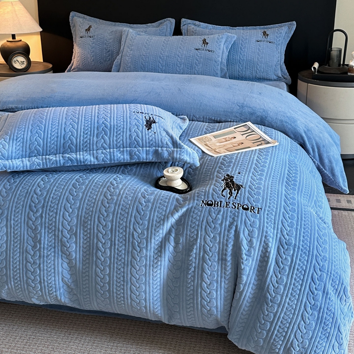 91家纺网 家纺一手货源 找家纺 （总）爱家（原缔乐家纺） 2025新款A类牛奶雕花绒四件套 保罗-黑天鹅系列（床盖加20）