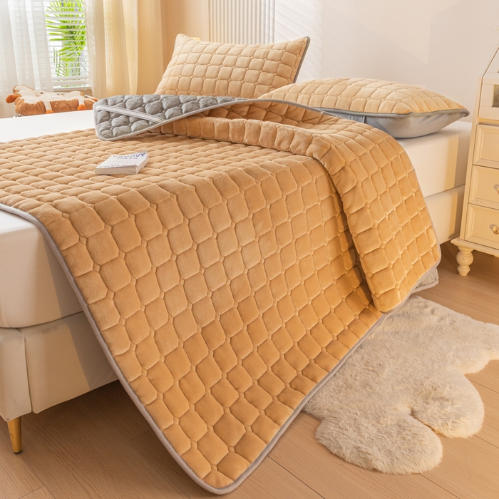 91家纺网 家纺一手货源 找家纺 卡伦家纺 2025新款A类牛奶绒夹棉加厚床垫单人双人床垫保护垫 香槟金