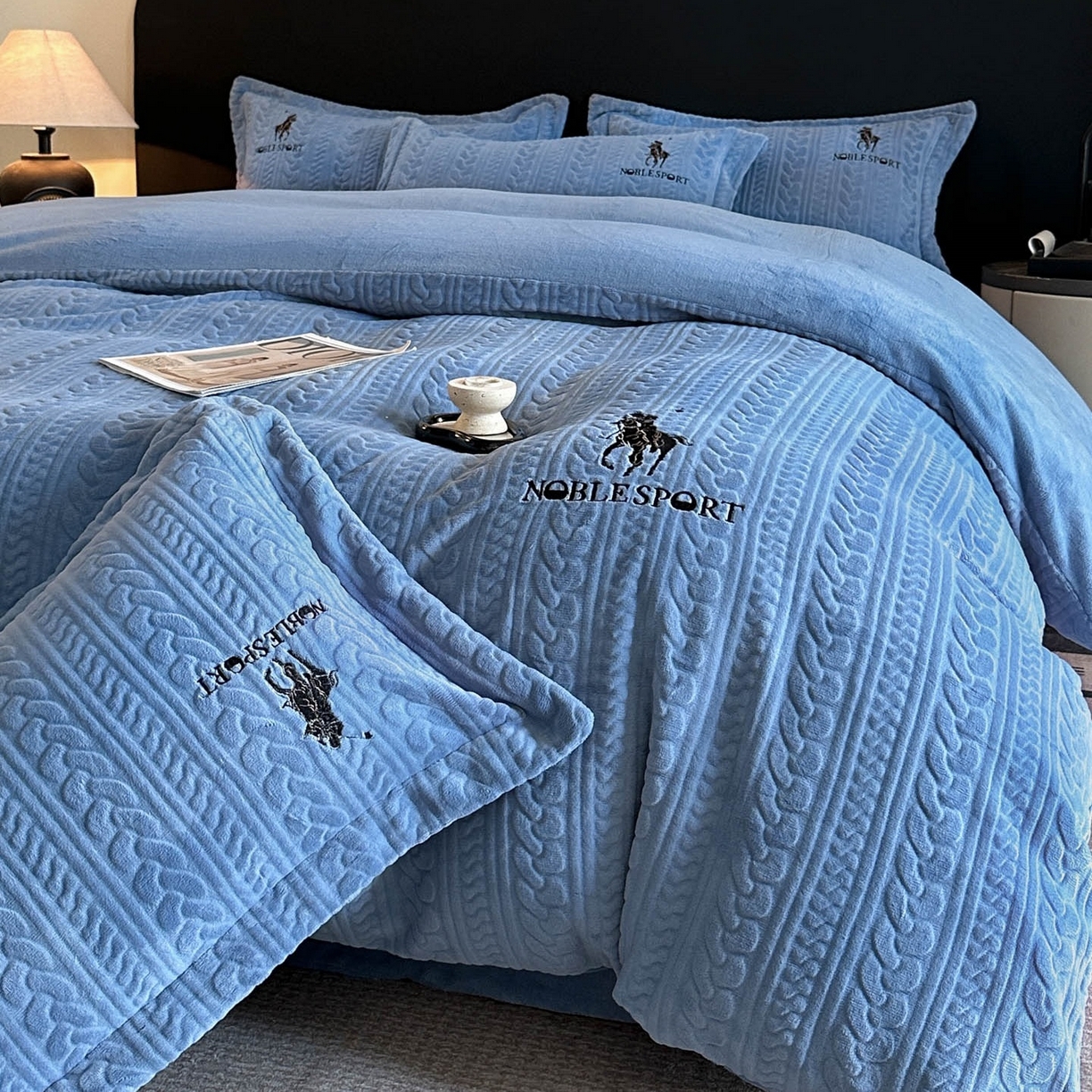 91家纺网 家纺一手货源 找家纺 （总）爱家（原缔乐家纺） 2025新款A类牛奶雕花绒四件套 保罗-黑天鹅系列（床盖加20）