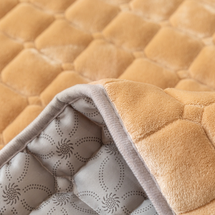 91家纺网 家纺一手货源 找家纺 卡伦家纺 2025新款A类牛奶绒夹棉加厚床垫单人双人床垫保护垫 香槟金