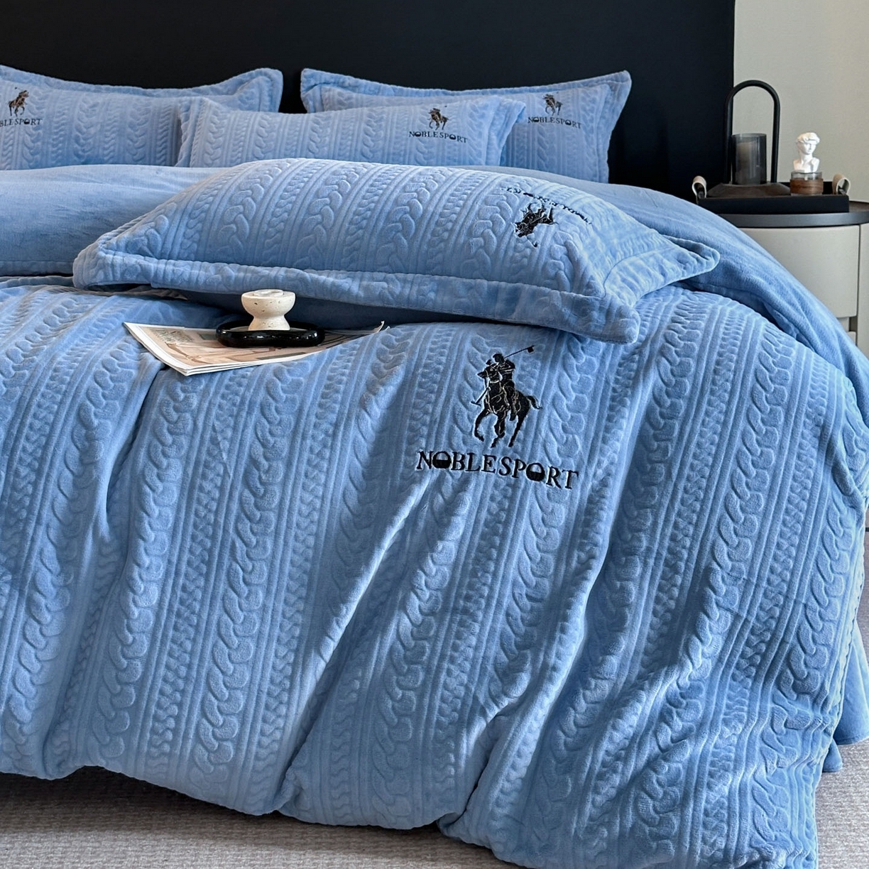 91家纺网 家纺一手货源 找家纺 （总）爱家（原缔乐家纺） 2025新款A类牛奶雕花绒四件套 保罗-黑天鹅系列（床盖加20）