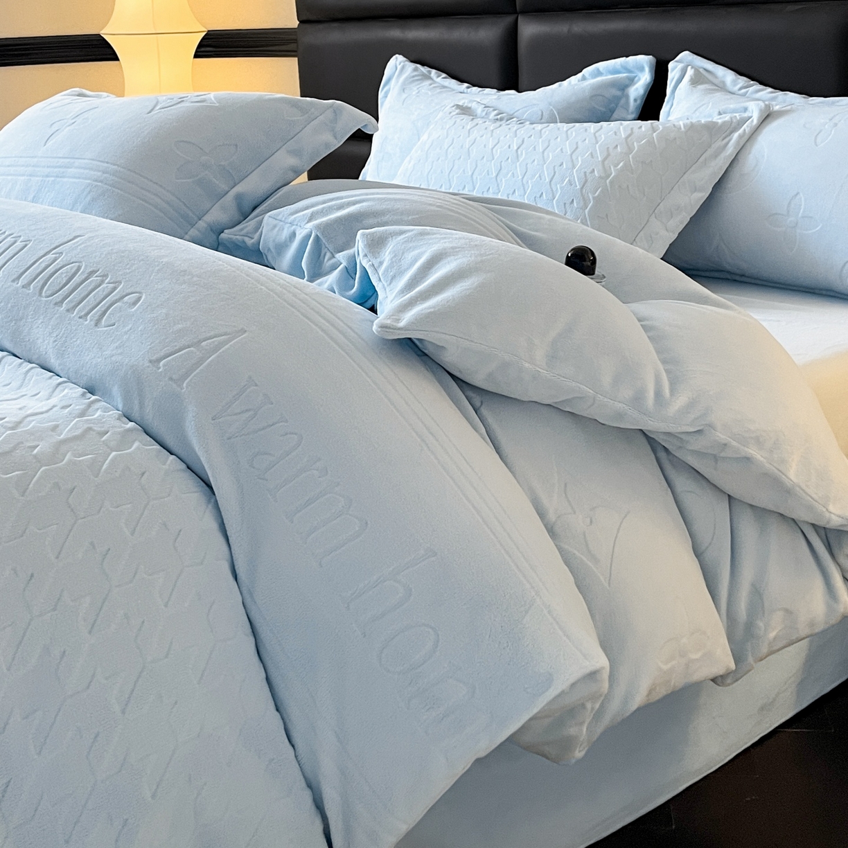 91家纺网 家纺一手货源 找家纺 （总）爱家（原缔乐家纺） 2025新款A类牛奶雕花绒四件套 浪漫主义系列（床盖加20）