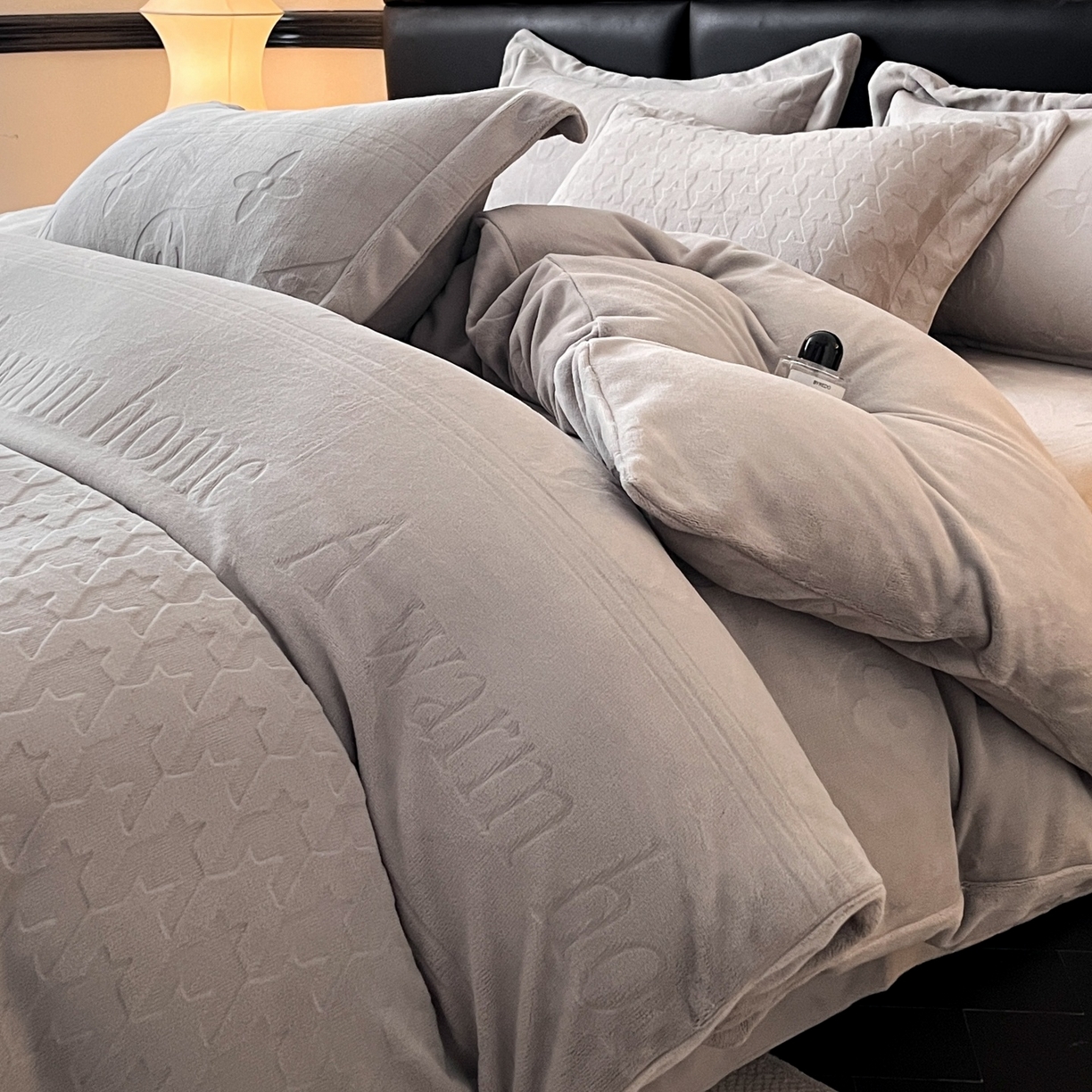 91家纺网 家纺一手货源 找家纺 （总）爱家（原缔乐家纺） 2025新款A类牛奶雕花绒四件套 浪漫主义系列（床盖加20）