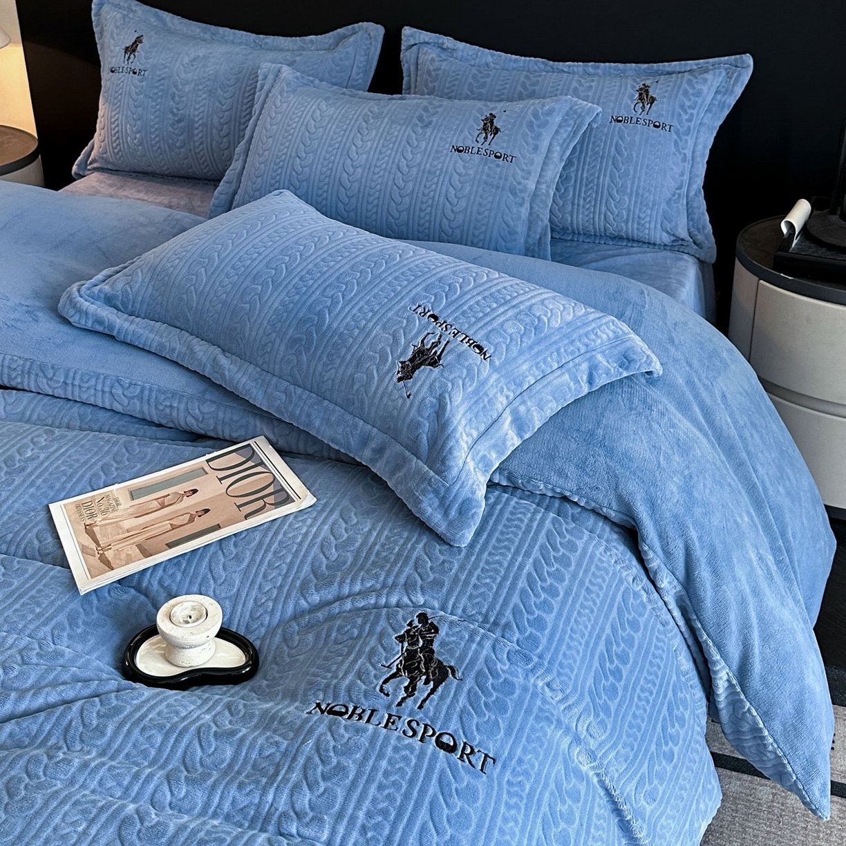 91家纺网 家纺一手货源 找家纺 （总）爱家（原缔乐家纺） 2025新款A类牛奶雕花绒四件套 保罗-黑天鹅系列（床盖加20）